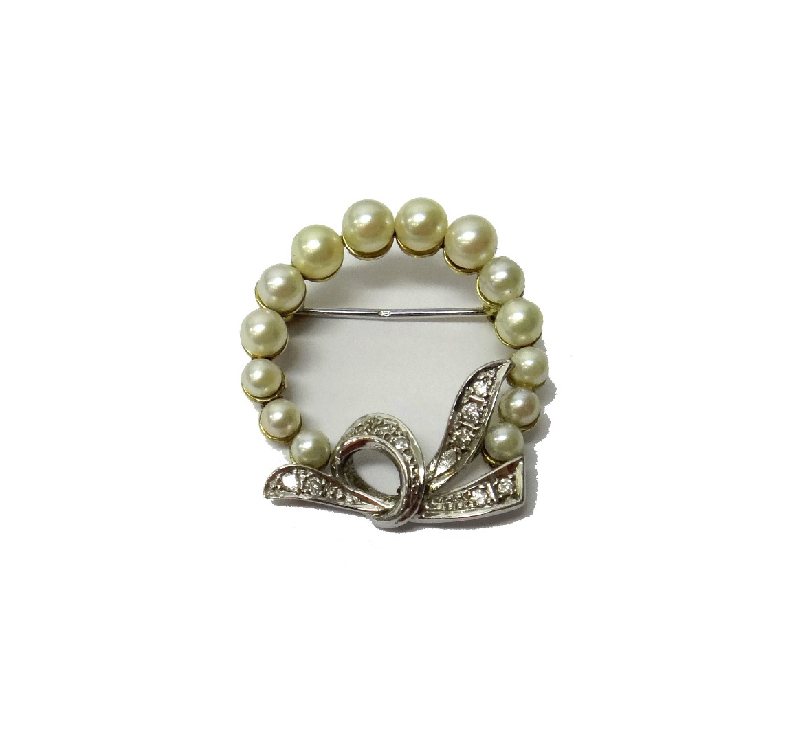 Appraisal: A yellow and white gold diamond and cultured pearl set