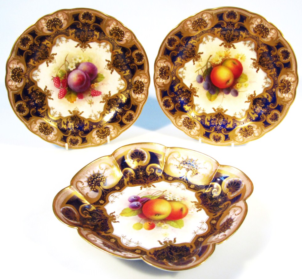 Appraisal: A set of Royal Worcester fruit pattern cabinet plates and