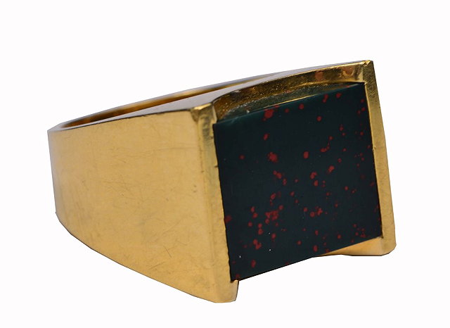 Appraisal: AN K GOLD SIGNET RING of stylised form with bloodstone