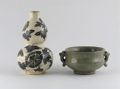 Appraisal: A Chinese cizhou style small gourd vase decorated with flowers