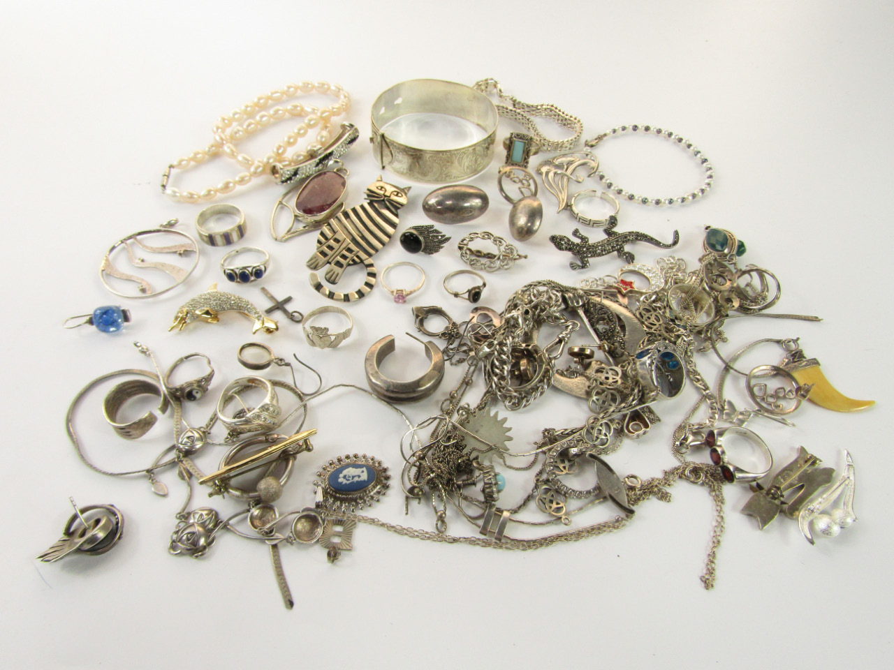 Appraisal: Silver and costume jewellery including rings bangle brooches earrings and