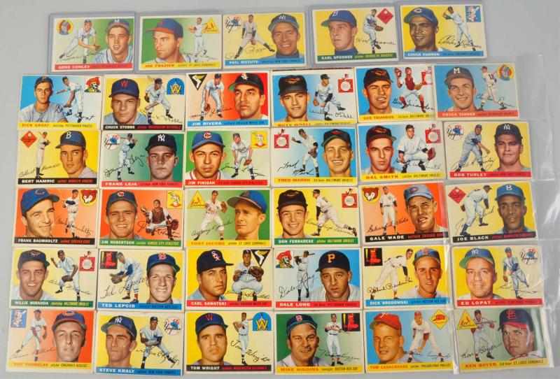 Appraisal: Lot of Assorted Topps Baseball Cards Description Some minor stars