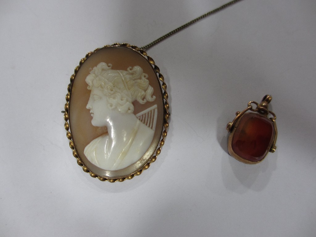 Appraisal: Lot comprising a Victorian cameo brooch in rope twist ct