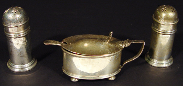 Appraisal: Oval silver mustard pot with hinged lid and blue glass