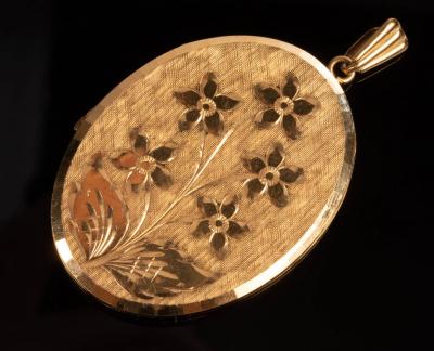 Appraisal: A ct gold oval locket decorated bright cut flowers cm