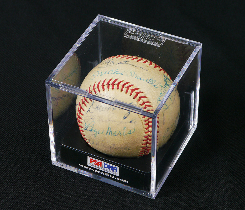 Appraisal: NEW YORK YANKEES TEAM SIGNED BASEBALL With signatures from the