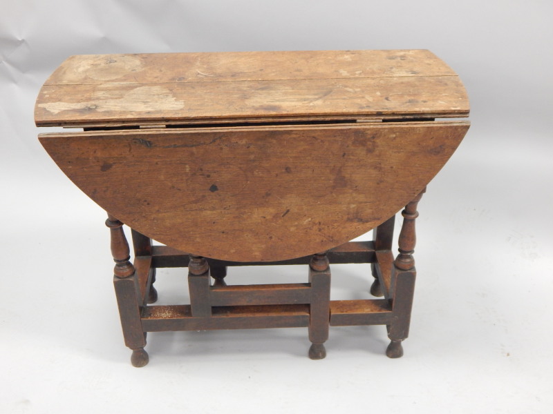 Appraisal: An thC oak oval drop leaf table on turned legs