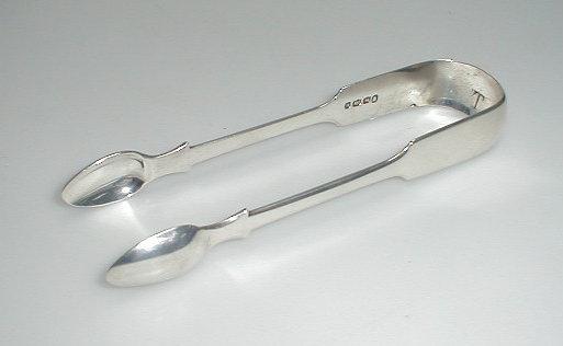 Appraisal: A pair of early Victorian fiddle pattern silver sugar nips