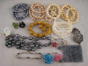 Appraisal: A quantity of costume jewellery including faux pearl bracelets rings