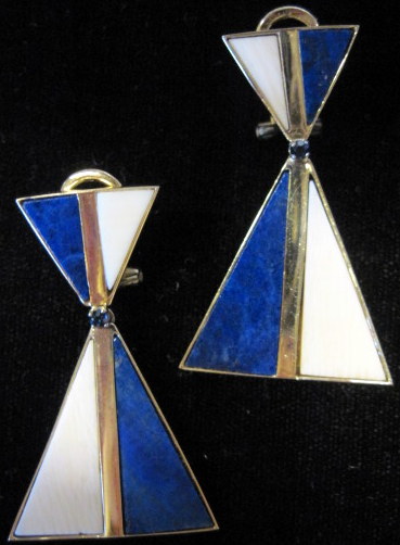 Appraisal: karat yellow gold lapis geometric drop earrings Triangular stud and