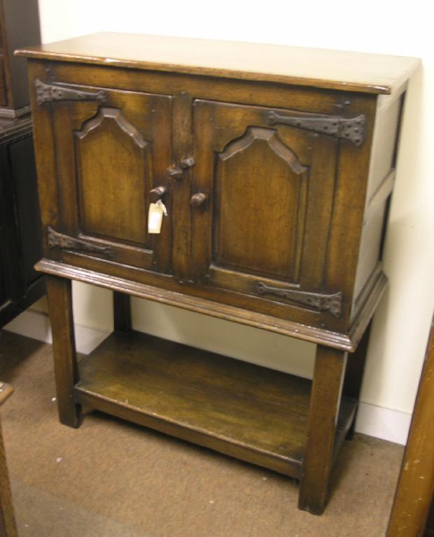 Appraisal: A solid medium oak side cupboard enclosed by a pair