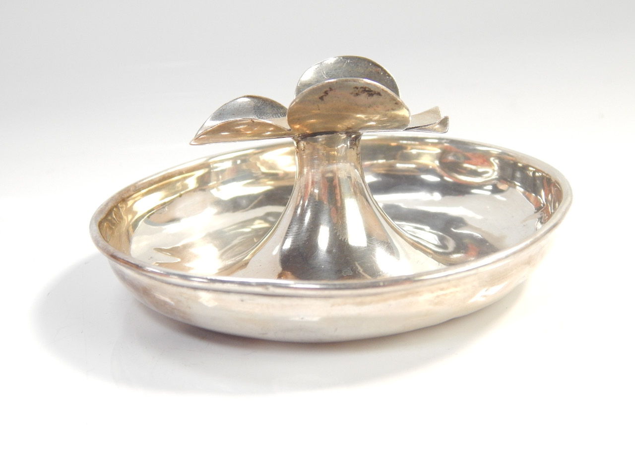 Appraisal: An Edwardian silver circular cigar rest with club decoration Birmingham