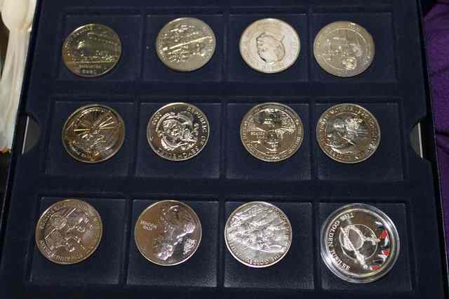 Appraisal: A LARGE COLLECTION OF VARIOUS MODERN PROOF COINAGE including Crowns