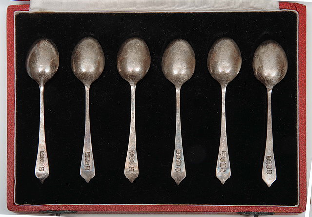 Appraisal: A SET OF SIX TH CENTURY SILVER TEASPOONS each with