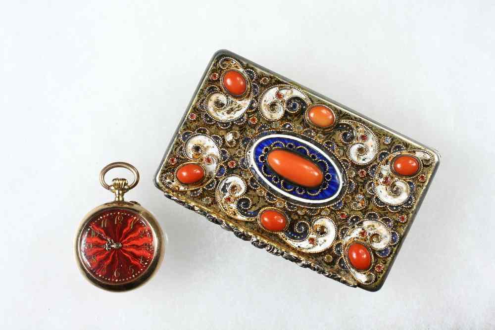 Appraisal: BOX PENDANT - A French rectangular silver snuff box with