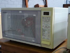 Appraisal: A Panasonic microwave oven