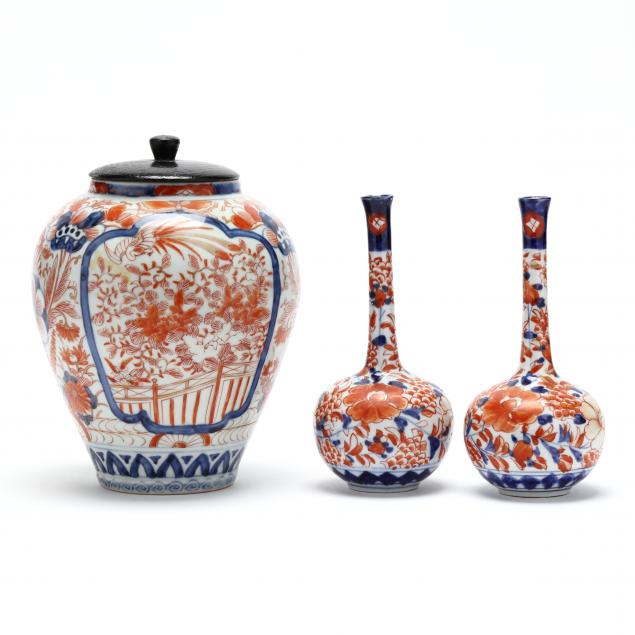 Appraisal: A PAIR OF JAPANESE IMARI BOTTLE VASES AND GINGER JAR