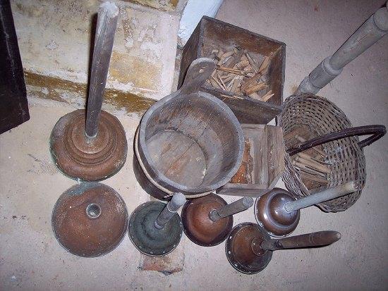 Appraisal: A quantity of laundry room sundries including clothes pegs miniature