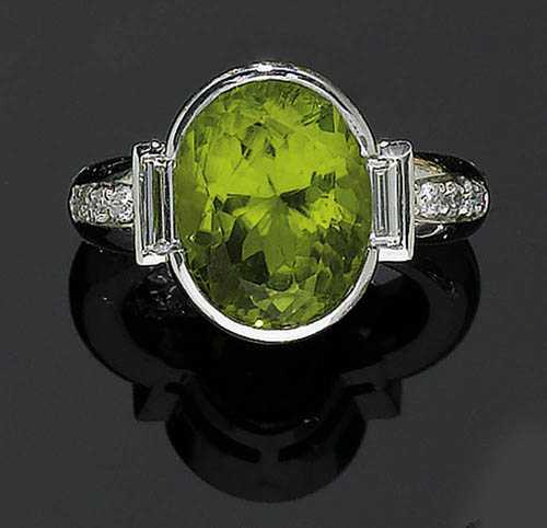 Appraisal: PERIDOT AND DIAMOND RING White gold Casual-elegant ring the top