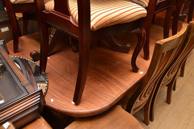 Appraisal: A VICTORIAN DINING TABLE WITH THREE LEAVES WINDER IN OFFICE