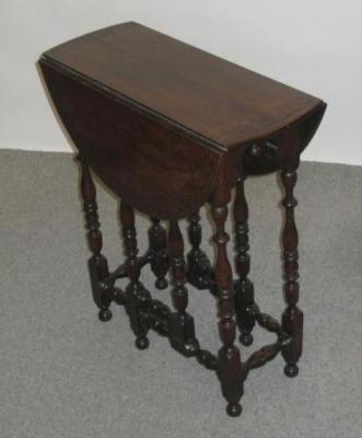 Appraisal: A VICTORIAN OAK GATELEG OCCASIONAL TABLE the oval top shallow