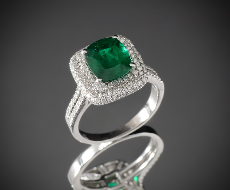 Appraisal: CTW EMERALD DIAMOND RING IN K WHITE GOLD Rectangular mixed