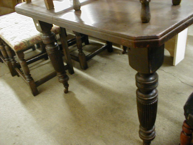 Appraisal: An Edwardian wind-out dining table with reeded legs