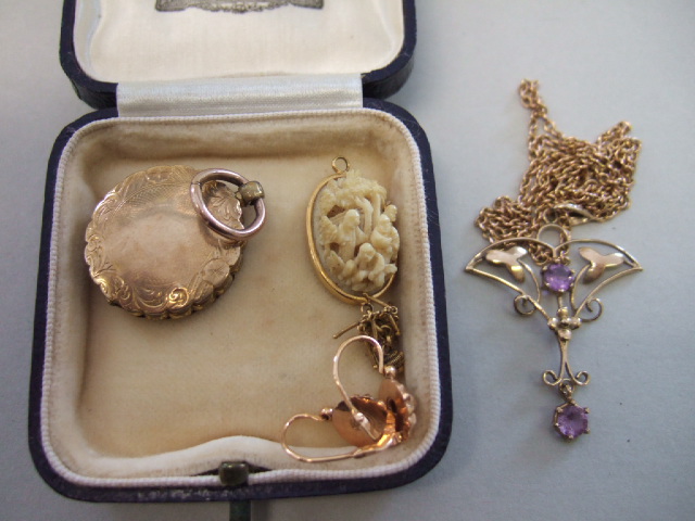 Appraisal: A ct gold and amethyst set two stone pendant in