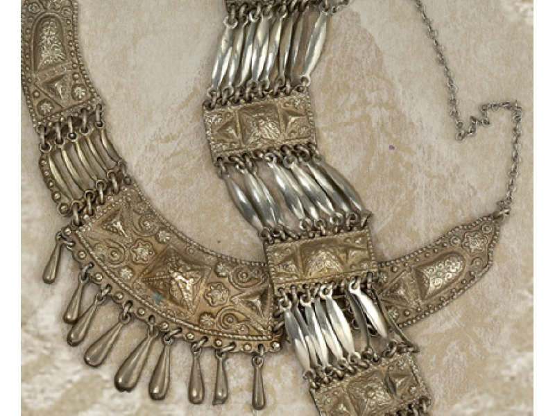 Appraisal: MEXICAN SIVER NECKLACE AND BRACELET SET Open link bracelet and