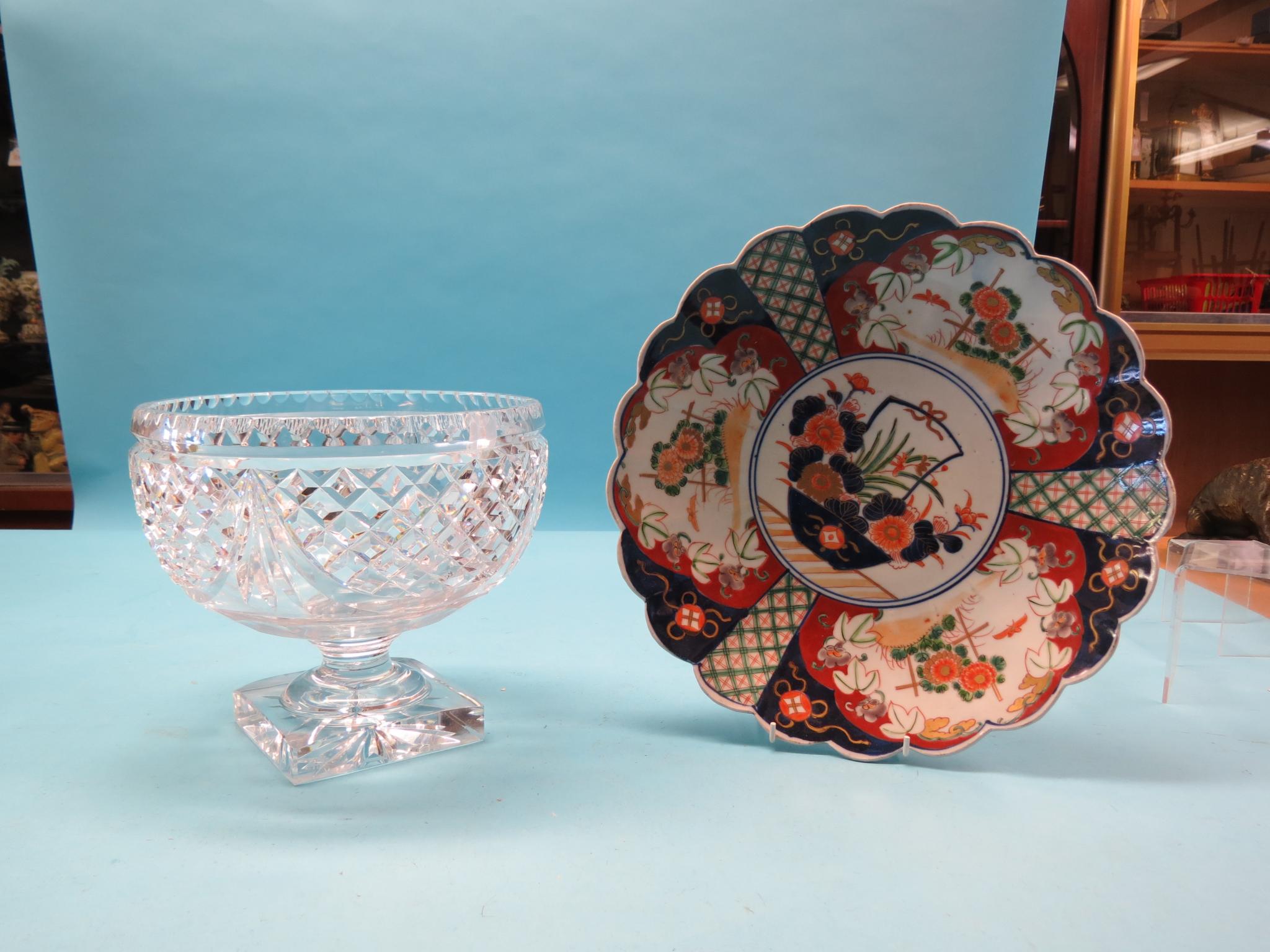 Appraisal: A large cut glass fruit bowl circular on square base