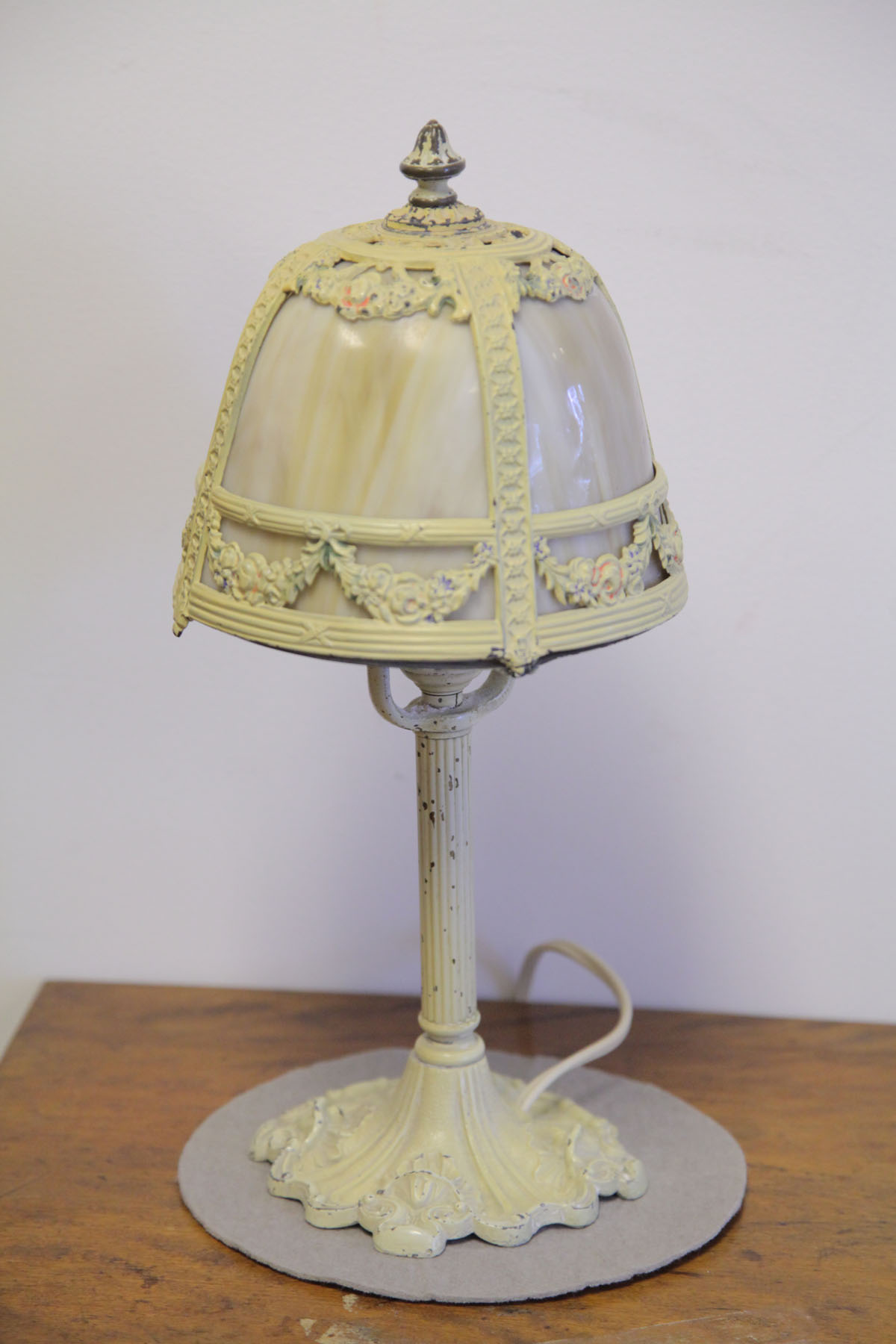 Appraisal: SLAG GLASS PANELLED TABLE LAMP American early th century Cream