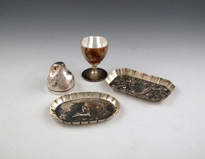 Appraisal: A novelty electroplated egg cup and cover unmarked the cup