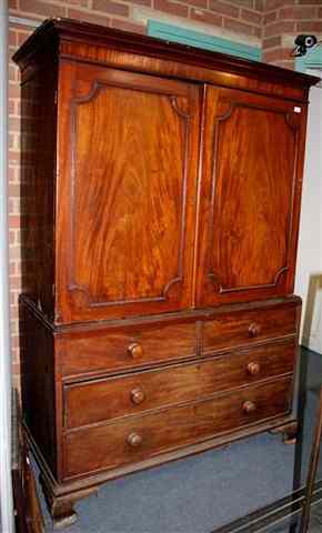 Appraisal: AN EARLY TH CENTURY MAHOGANY LINEN PRESS with cavetto moulded