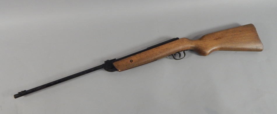 Appraisal: A Daisy of Scotland air rifle with beech stock cm