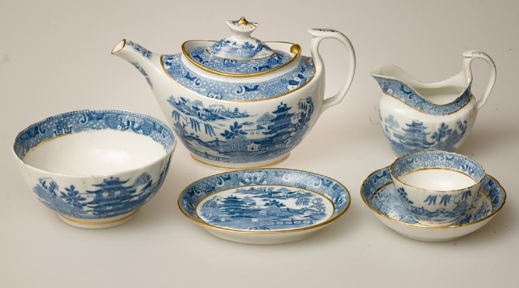 Appraisal: ENGLISH EARLY th CENTURY BLUE WILLOW AND GILT TEA SERVICE