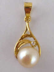 Appraisal: A yellow metal tests carat gold cultured pearl and diamond