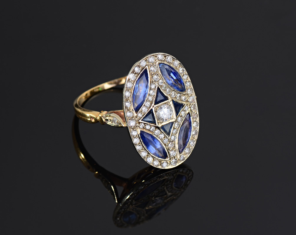 Appraisal: K SAPPHIRE DIAMOND OVAL RING Set like a stained glass