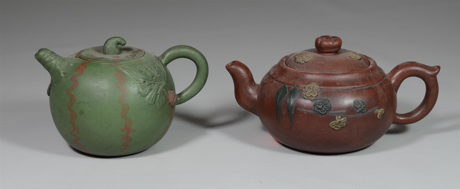 Appraisal: Chinese Yixing pottery teapots largest is from handle to spout