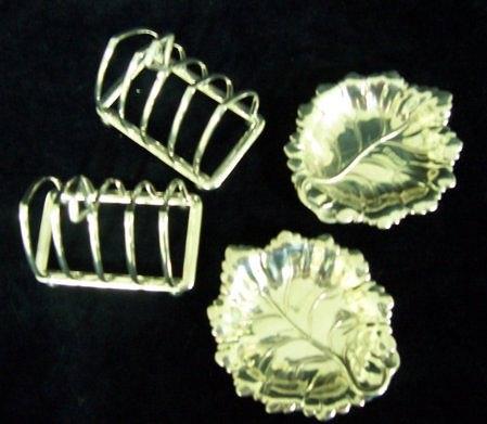 Appraisal: A pair of leaf shaped ashtrays or sweetmeat dishes cm