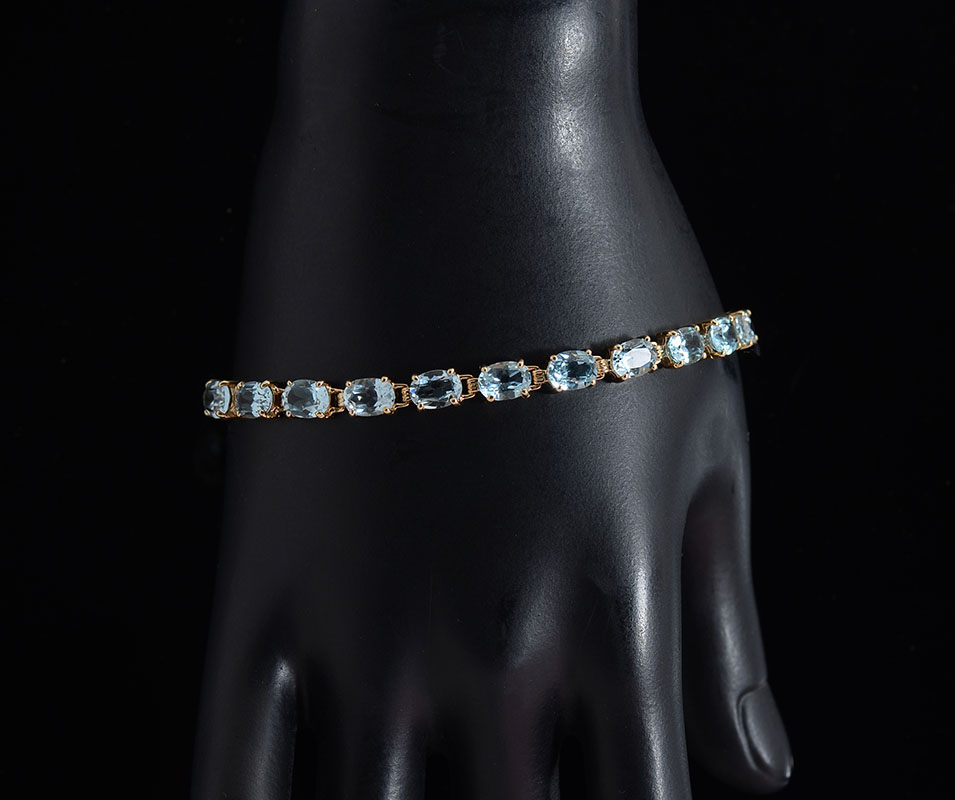 Appraisal: K CTW BLUE TOPAZ BRACELET K yellow gold bracelet contains