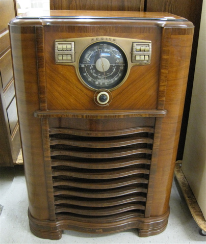 Appraisal: ZENITH CONSOLE RADIO model -A- c with upper round black