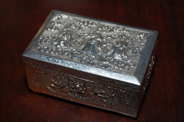 Appraisal: A CHINESE EXPORT SILVER REPOUSSE BOX