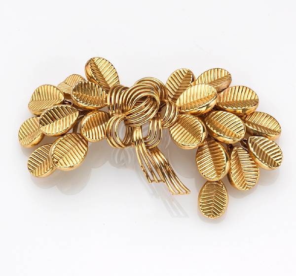 Appraisal: An eighteen karat gold articulated brooch France in a leaf