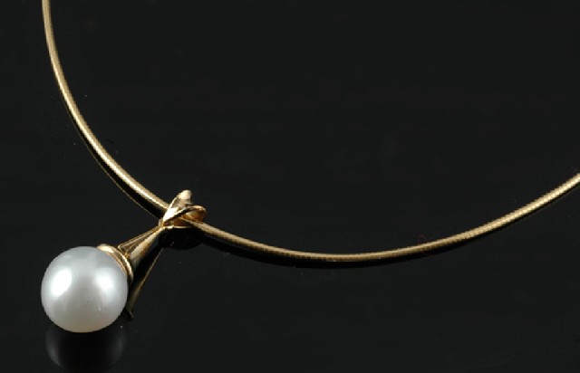 Appraisal: A South Sea pearl necklace by Kailis The round pearl