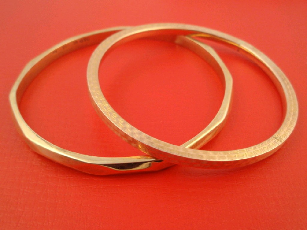 Appraisal: A rose gold ct bangle together with a ct yellow