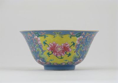 Appraisal: A Chinese famille rose bowl brightly painted with yellow panels