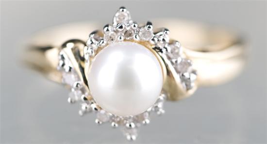 Appraisal: KT yellow gold pearl and diamond ring In the center