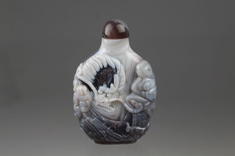 Appraisal: Carved Chinese Agate Dragon Snuff Bottle Carved Chinese Agate Dragon