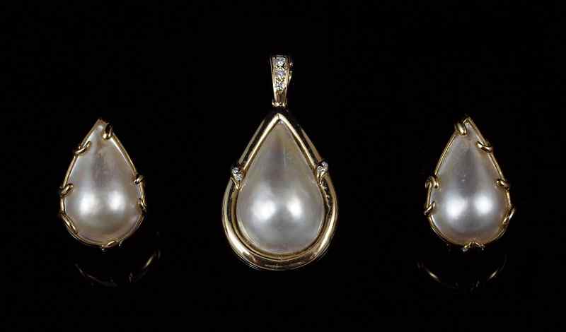 Appraisal: MABE PEARL PENDANT EARRINGS K yellow gold mabe pearl set