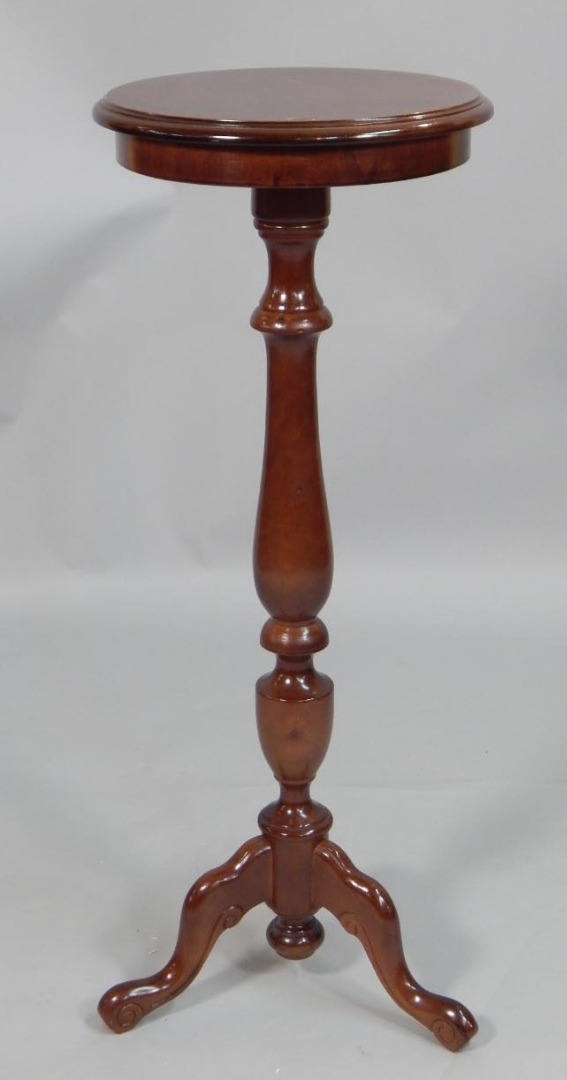 Appraisal: A reproduction mahogany plant stand the circular top on a